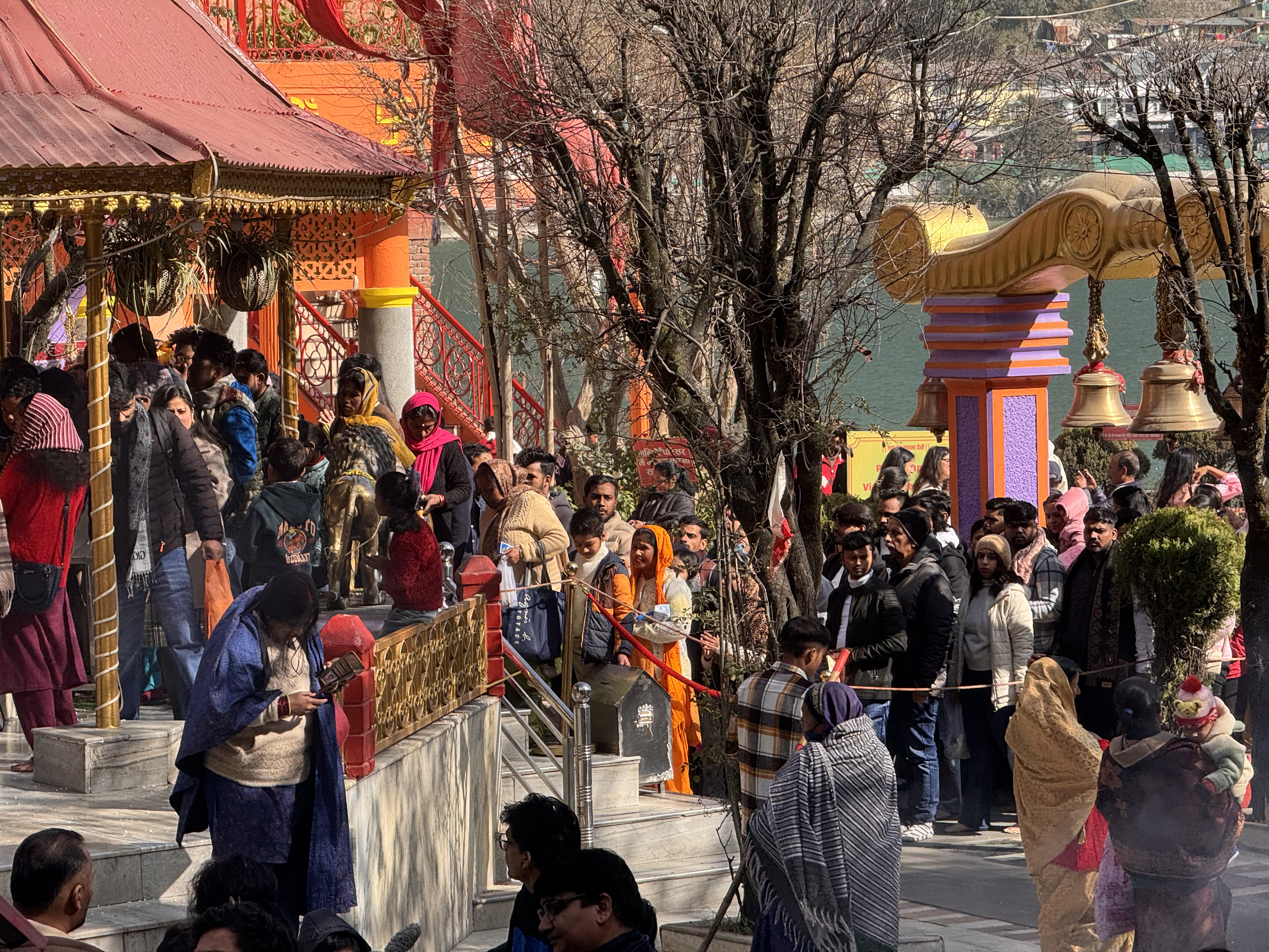 नववर्ष पर कैंची धाम  गोल्ज़यू मंदिर नयना  देवी मंदिर में  उमड़ी श्रद्धालुओं की भीड़ body image 1