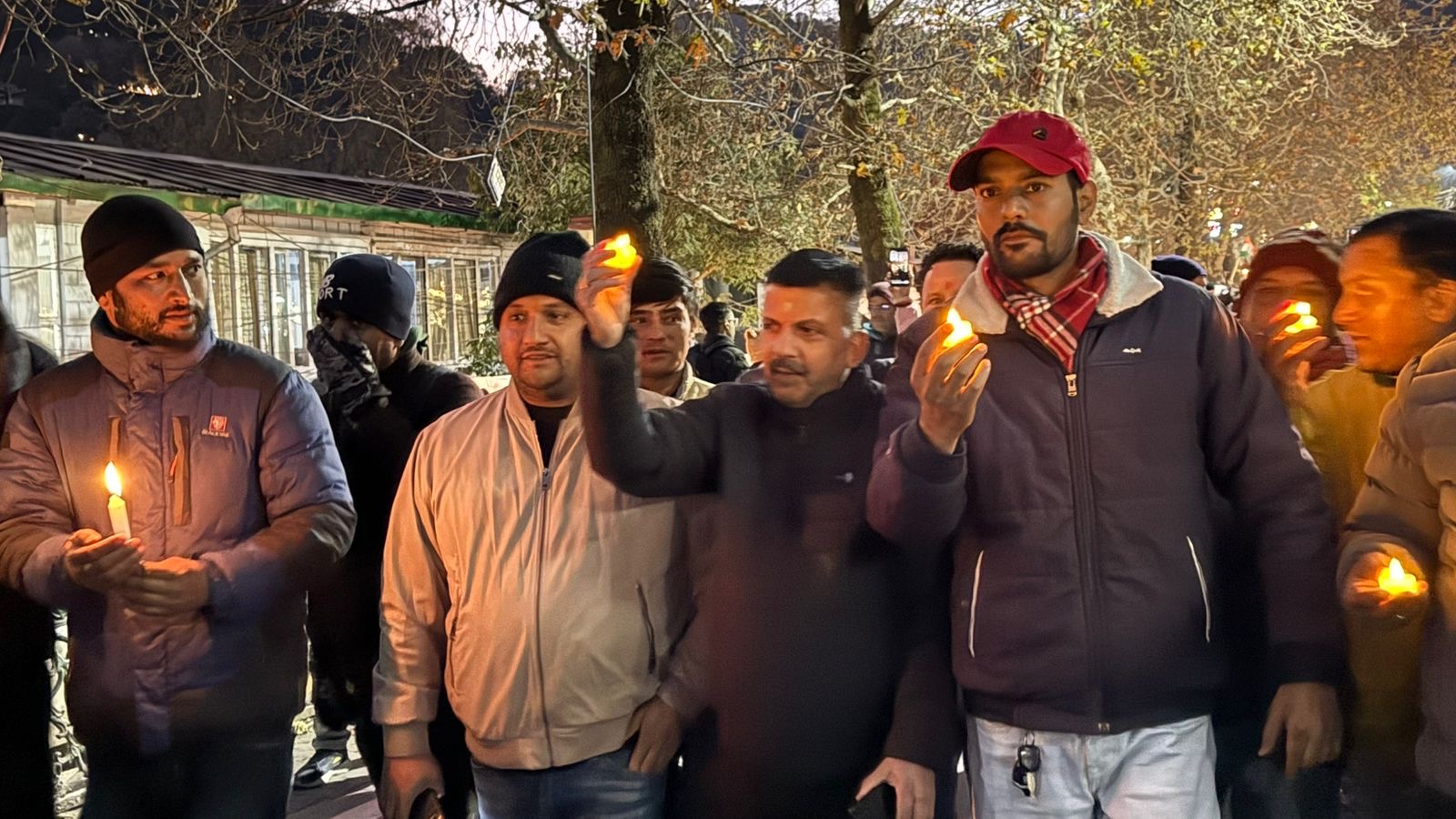 नैनीताल में कांग्रेस का कैंडल मार्च, अंकिता हत्याकांड में CBI जांच की मांग, सरकार के खिलाफ प्रदर्शन body image 1