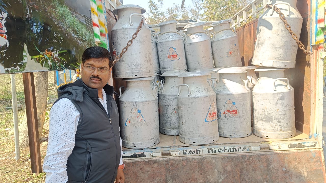 खाद्य विभाग का बड़ा एक्शन दूध वाहनों की सघन जांच, दाल समेत 4 नमूने लैब भेजे गए body image 1
