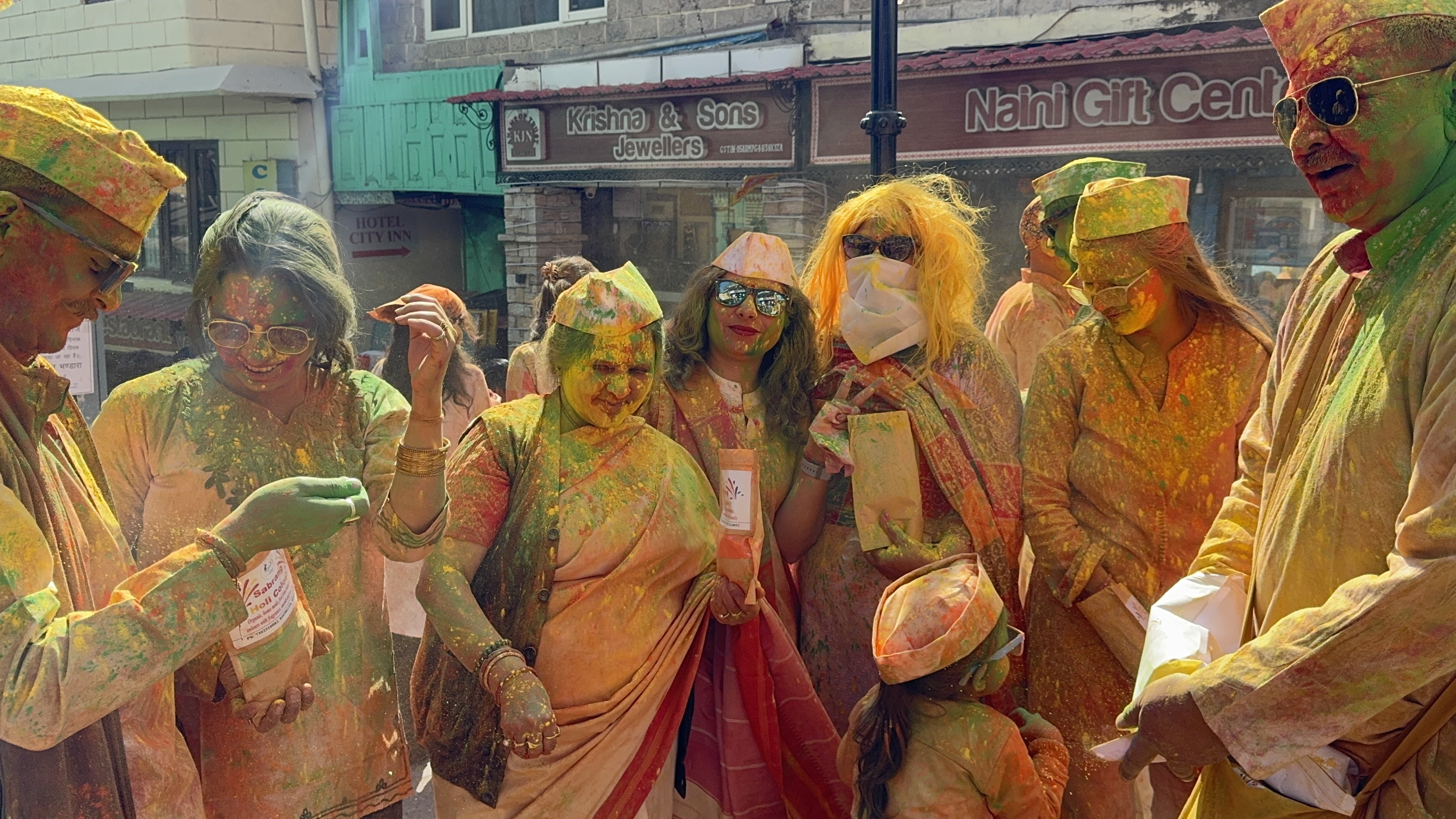 नैनीताल में भव्य होली रंग जुलूस, एक कुंतल रंग से सराबोर हुई सरोवर नगरी body image 1