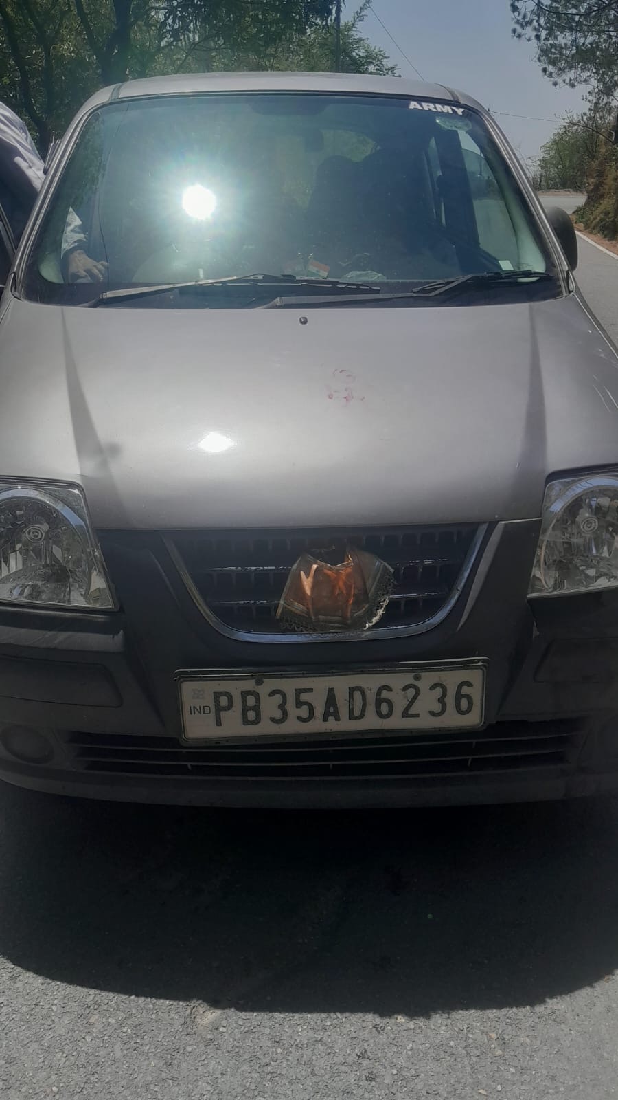नैनीताल में टूरिस्ट पर लापरवाही का आरोप,  बाइक को टक्कर मारने के बाद करीब 68 हजार के बिल पर विवाद body image 1