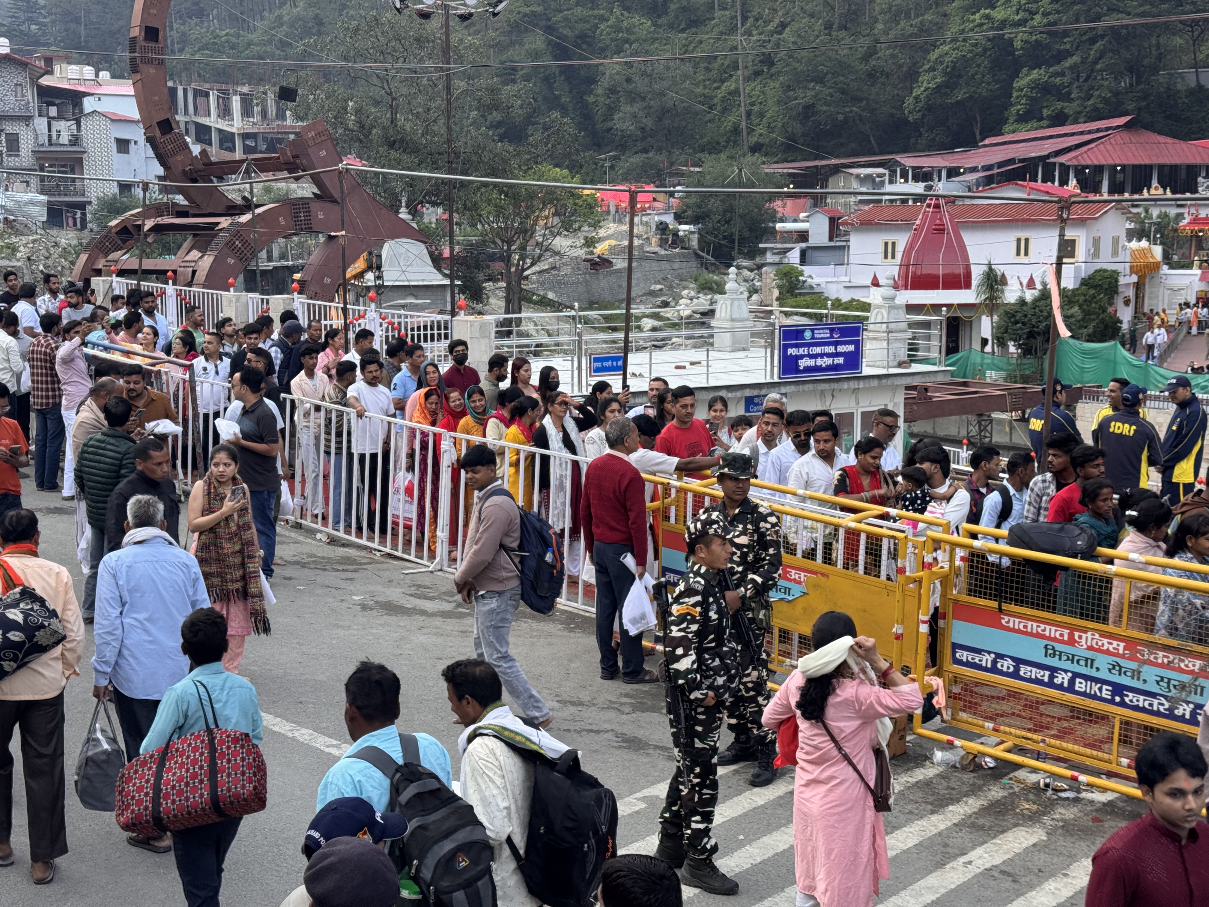कैंची धाम में उमड़ी श्रद्धालुओं की भारी भीड़, सुरक्षा व्यवस्था चाक-चौबंद body image 1