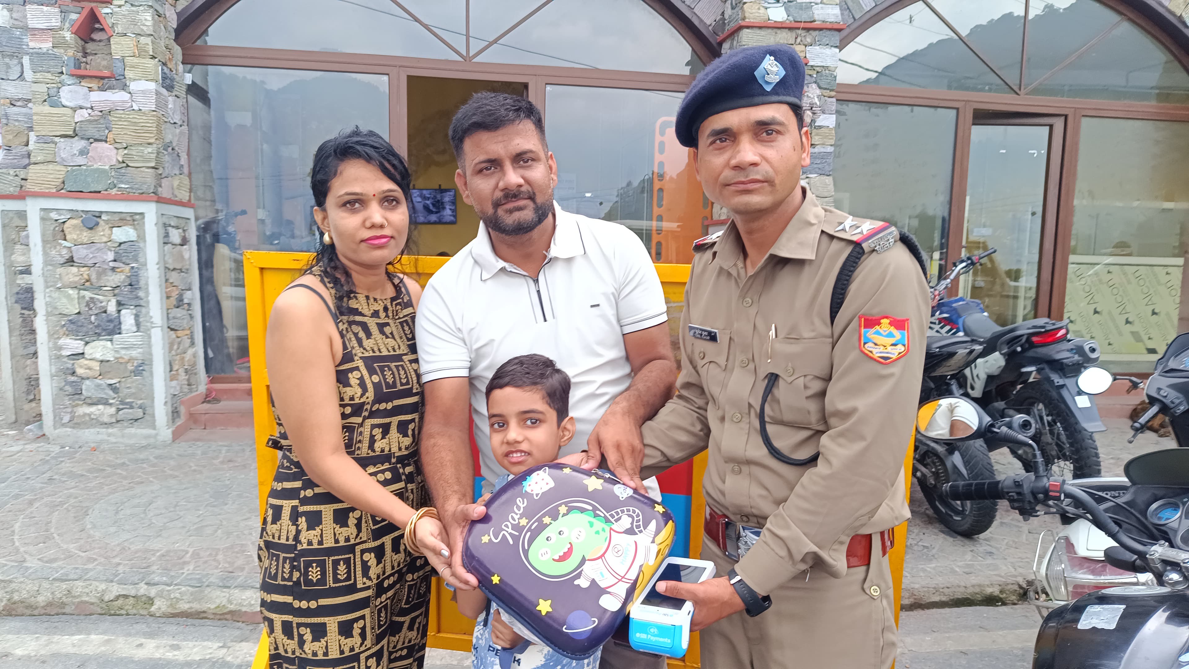 नैनीताल पुलिस का सराहनीय कार्य: परिजनों से बिछड़ा मासूम सकुशल मिलाया body image 1