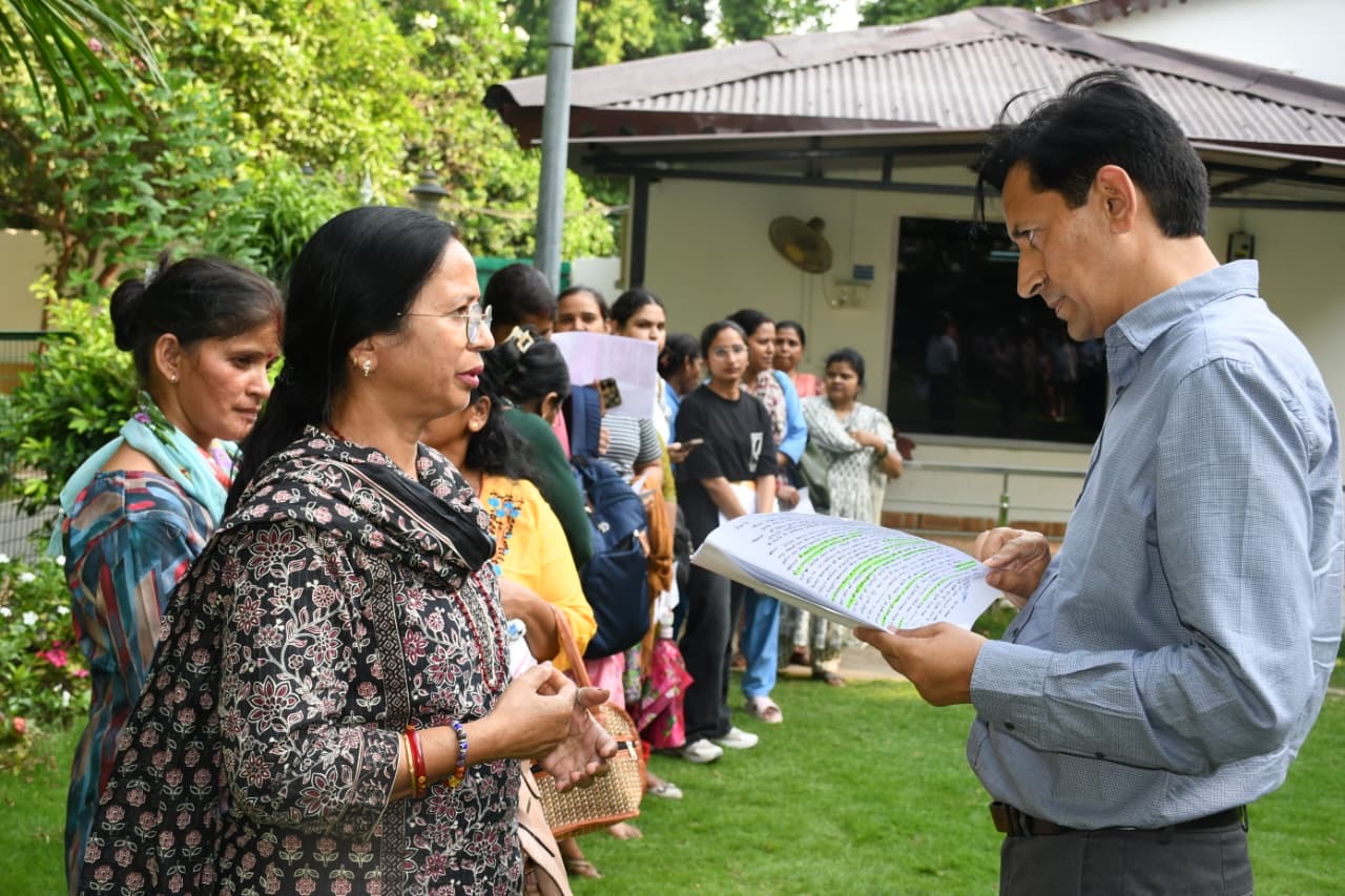 आयुक्त दीपक रावत ने मौके पर निपटाईं शिकायतें, महिला को दिलाए 58 हजार रुपये वापस body image 1