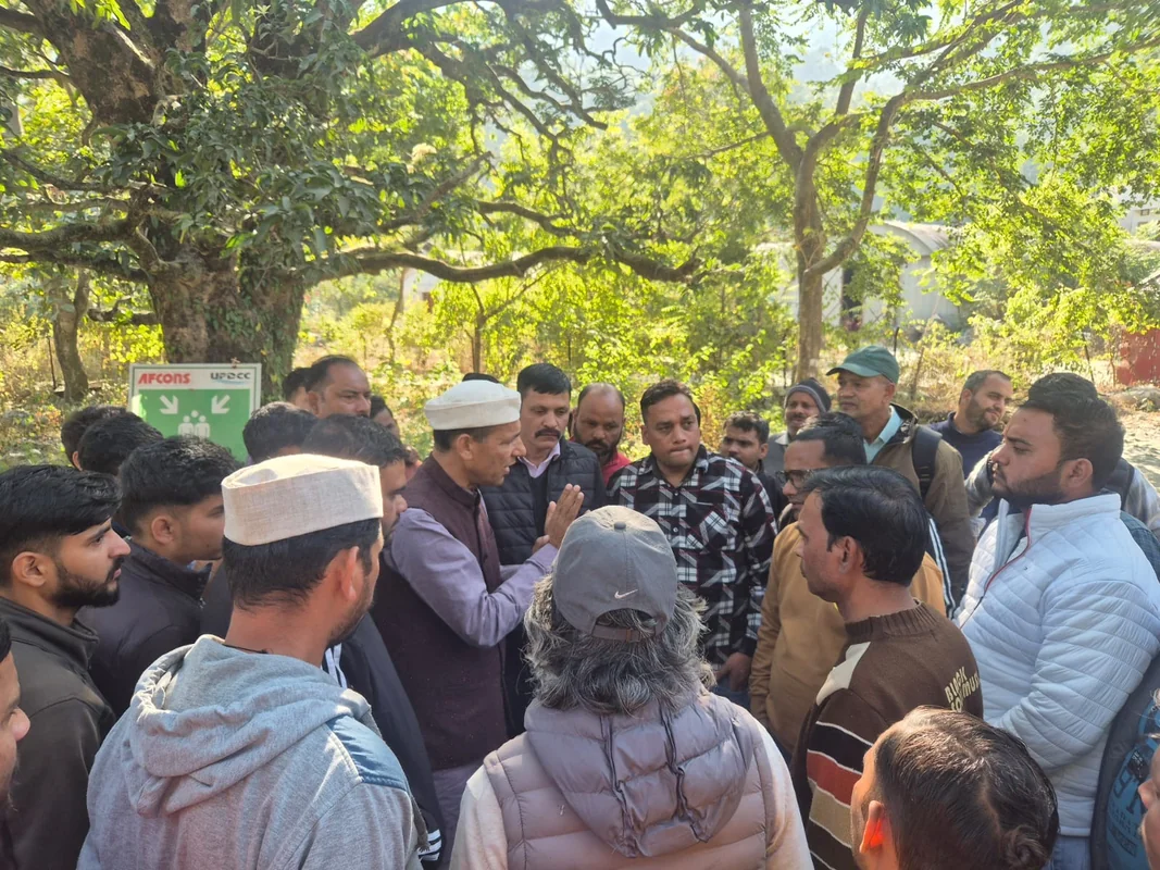 जमरानी बांध निर्माण कम्पनी का घेराव — स्थानीय युवाओं को रोजगार  की मांग पर ग्रामीणों का उग्र आंदोलन body image 2