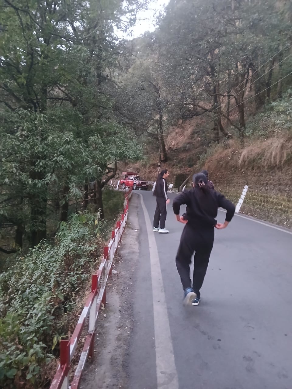 फांसी गधेरे–अयारपाटा क्षेत्र में बांज के जंगल में लगी आग, फायर ब्रिगेड की तत्परता से टली बड़ी अनहोनी body image 2