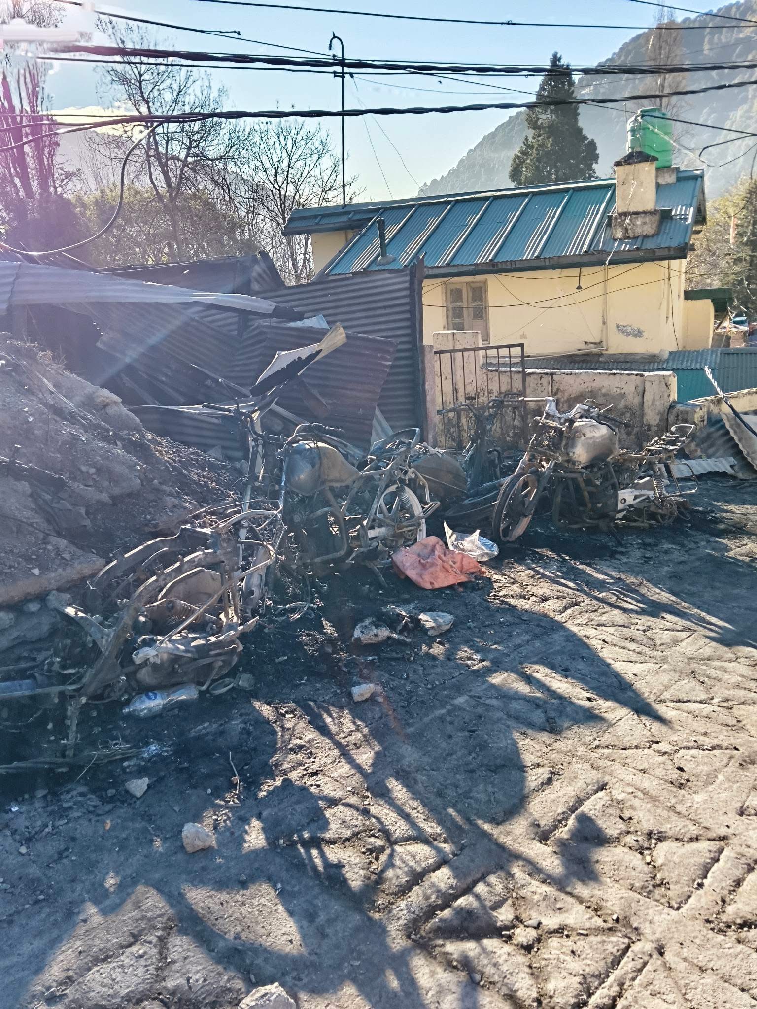 आधी रात को बीडी पांडे अस्पताल के पास आग से मचा हड़कंप, 6 वाहन जलकर खाक body image 2