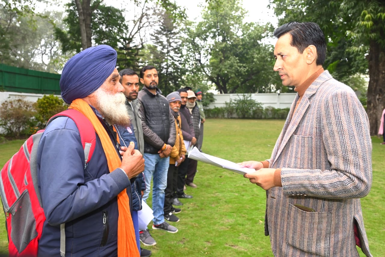 जनसुनवाई में भूमि विवादों और जनसमस्याओं पर आयुक्त  रहे पूरी तरह सख्त body image 2