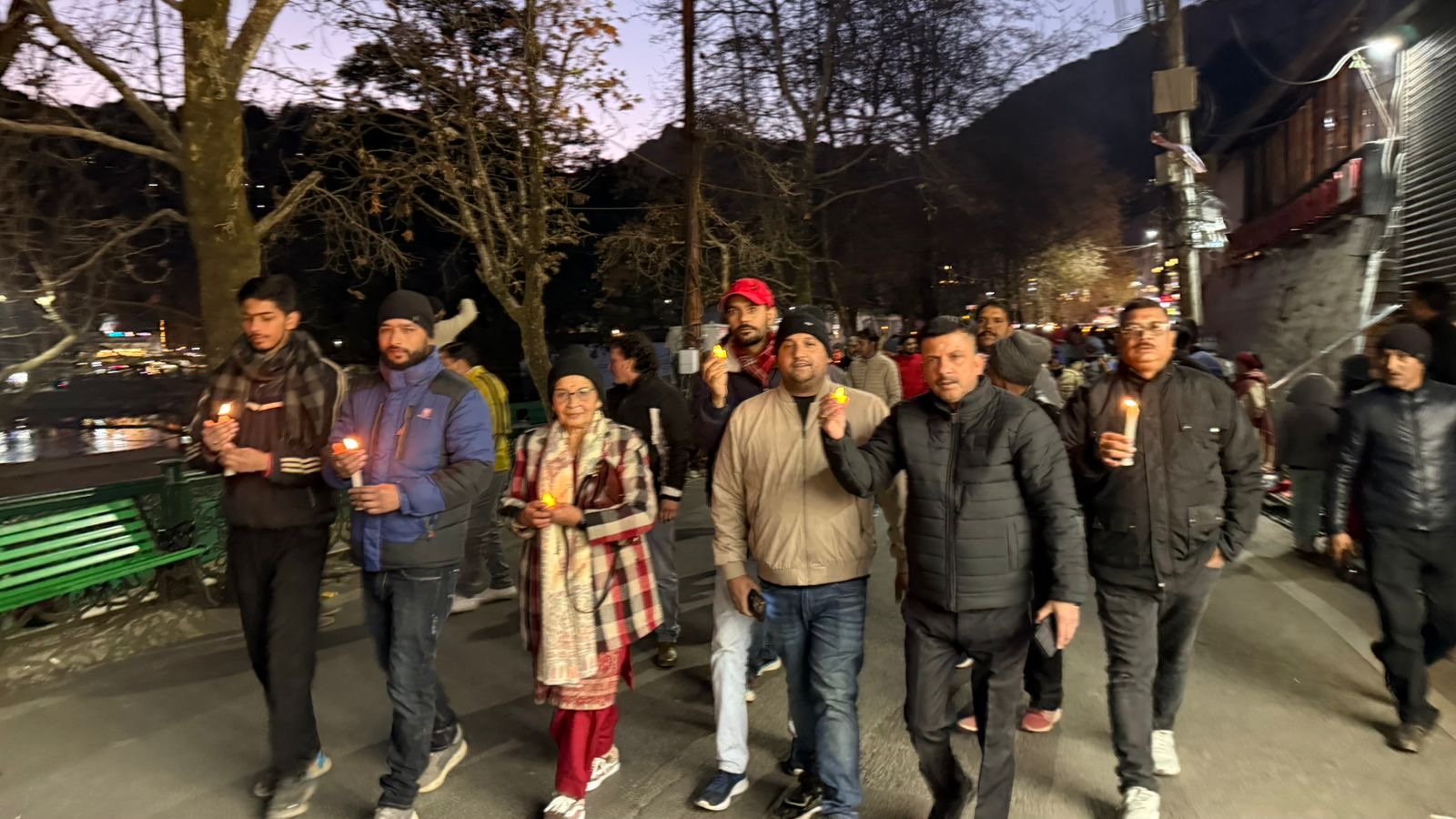नैनीताल में कांग्रेस का कैंडल मार्च, अंकिता हत्याकांड में CBI जांच की मांग, सरकार के खिलाफ प्रदर्शन body image 2