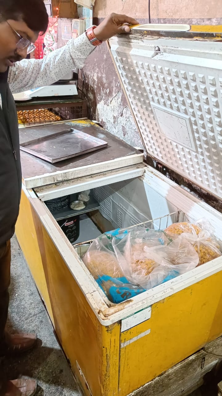 खाद्य विभाग का बड़ा एक्शन दूध वाहनों की सघन जांच, दाल समेत 4 नमूने लैब भेजे गए body image 2