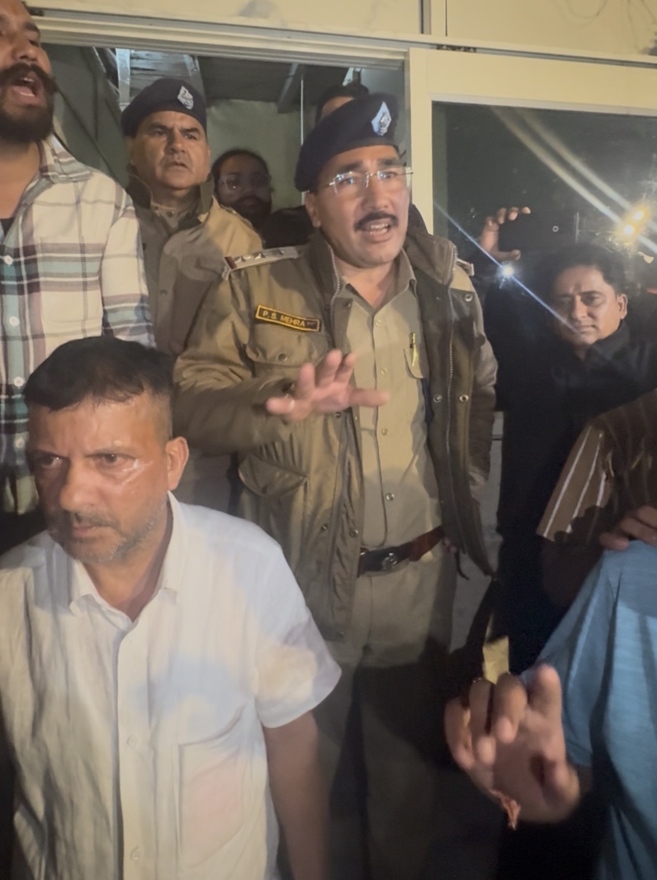 कैंची धाम मेले की ड्यूटी में तैनात दो पुलिसकर्मियों ने की छेड़छाड़ , मेडिकल में शराब सेवन की पुष्टि body image 2