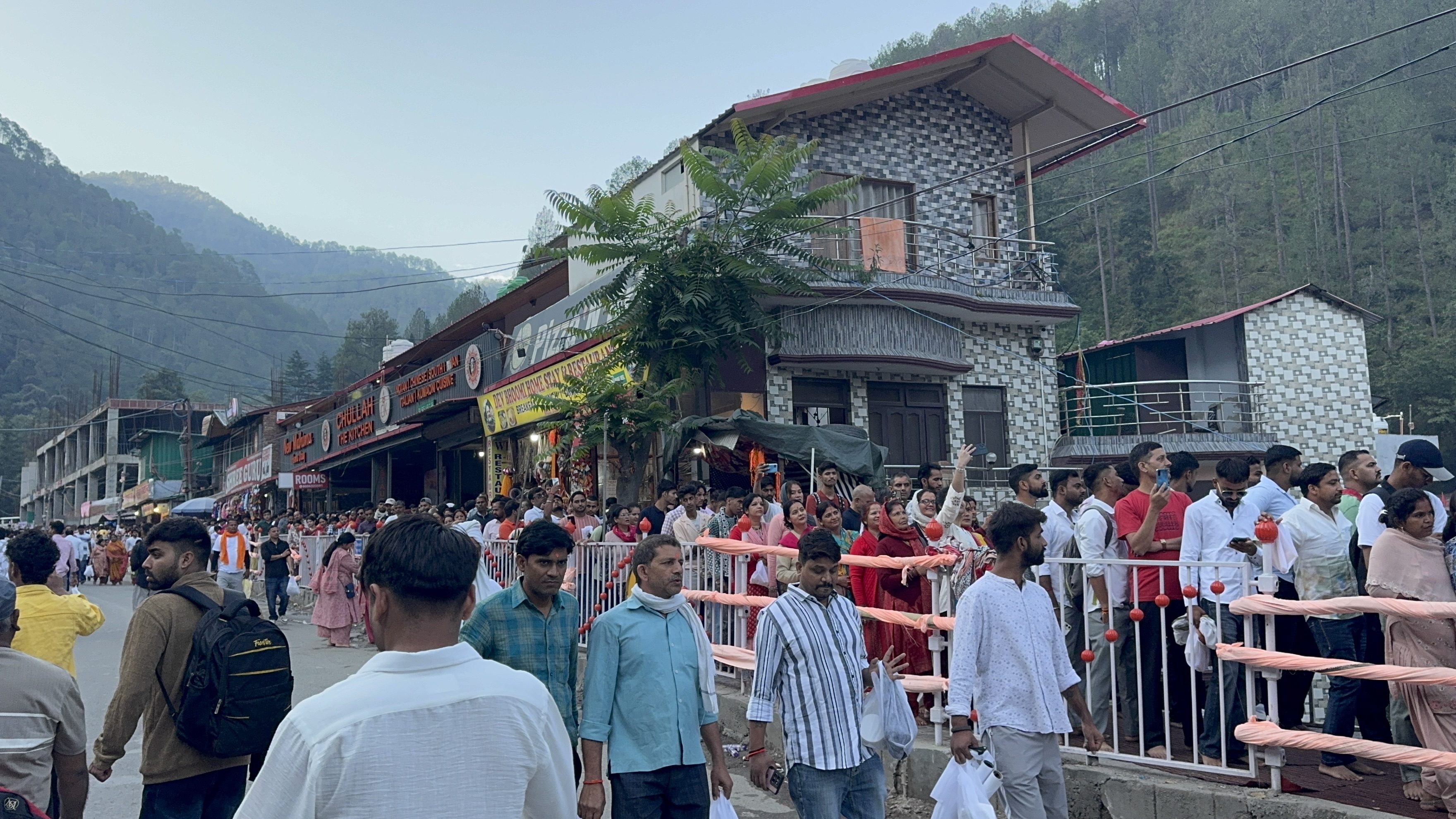 कैंची धाम में उमड़ी श्रद्धालुओं की भारी भीड़, सुरक्षा व्यवस्था चाक-चौबंद body image 2