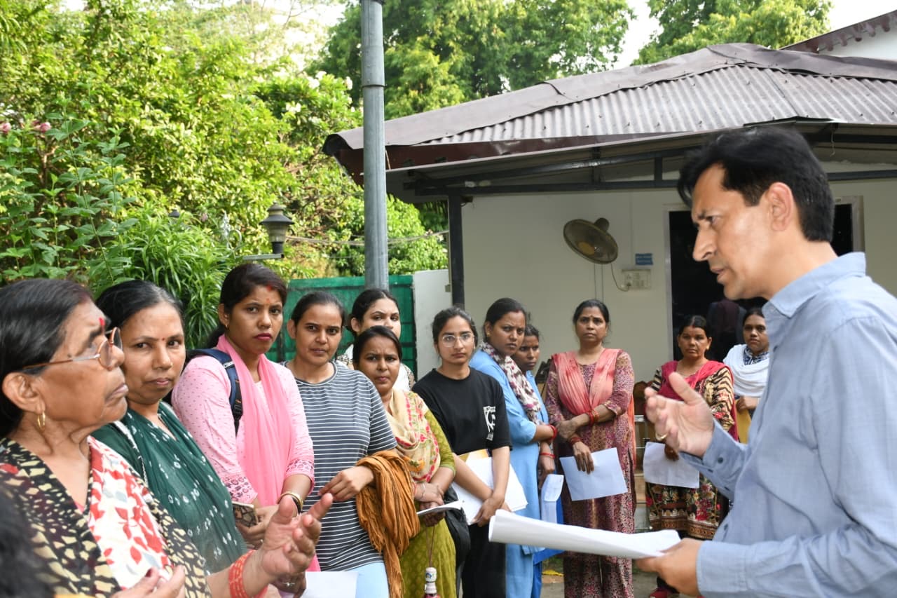 आयुक्त दीपक रावत ने मौके पर निपटाईं शिकायतें, महिला को दिलाए 58 हजार रुपये वापस body image 2