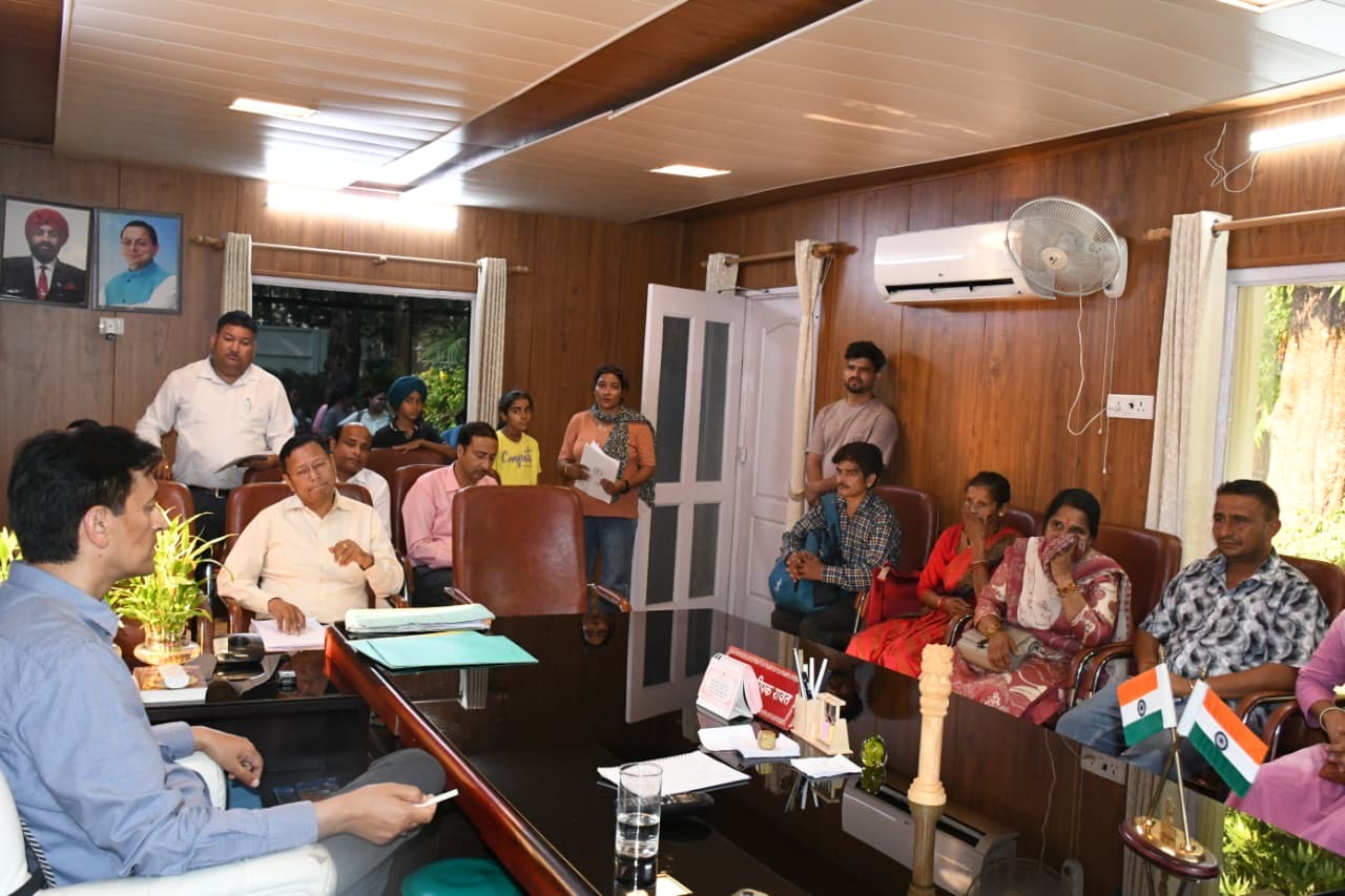 आयुक्त दीपक रावत ने मौके पर निपटाईं शिकायतें, महिला को दिलाए 58 हजार रुपये वापस body image