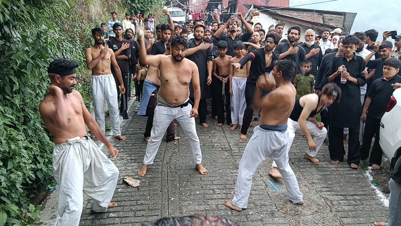 मोहर्रम पर नैनीताल में निकला मातमी जुलूस, इमाम हुसैन की शहादत को किया याद body image