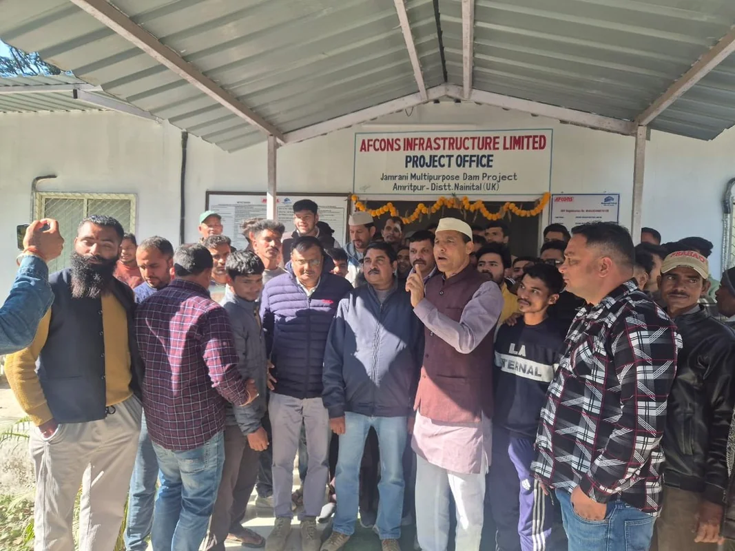 जमरानी बांध निर्माण कम्पनी का घेराव — स्थानीय युवाओं को रोजगार  की मांग पर ग्रामीणों का उग्र आंदोलन