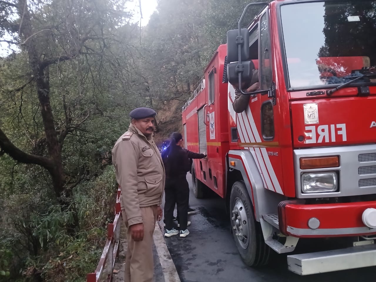 फांसी गधेरे–अयारपाटा क्षेत्र में बांज के जंगल में लगी आग, फायर ब्रिगेड की तत्परता से टली बड़ी अनहोनी