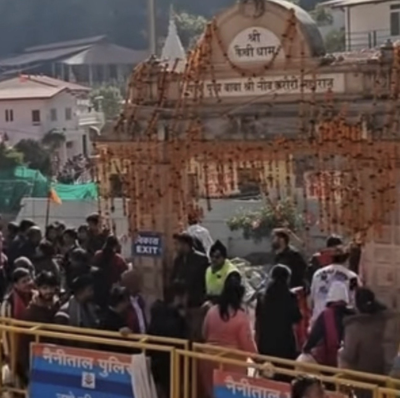 नववर्ष पर कैंची धाम  गोल्ज़यू मंदिर नयना  देवी मंदिर में  उमड़ी श्रद्धालुओं की भीड़