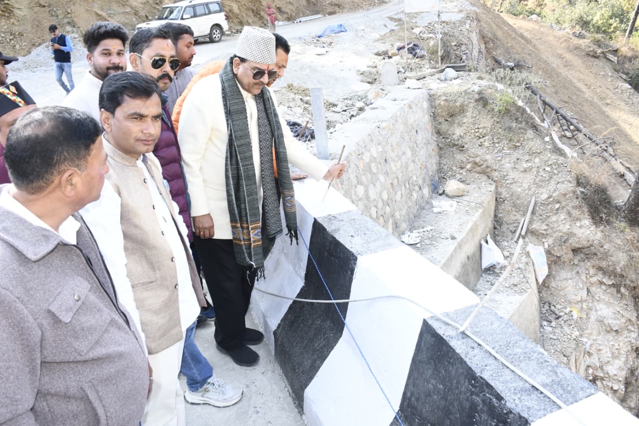 भवाली बाईपास पुल का निरीक्षण, कैंचीधाम में 39 करोड़ की पार्किंग कार्यों पर सख्ती