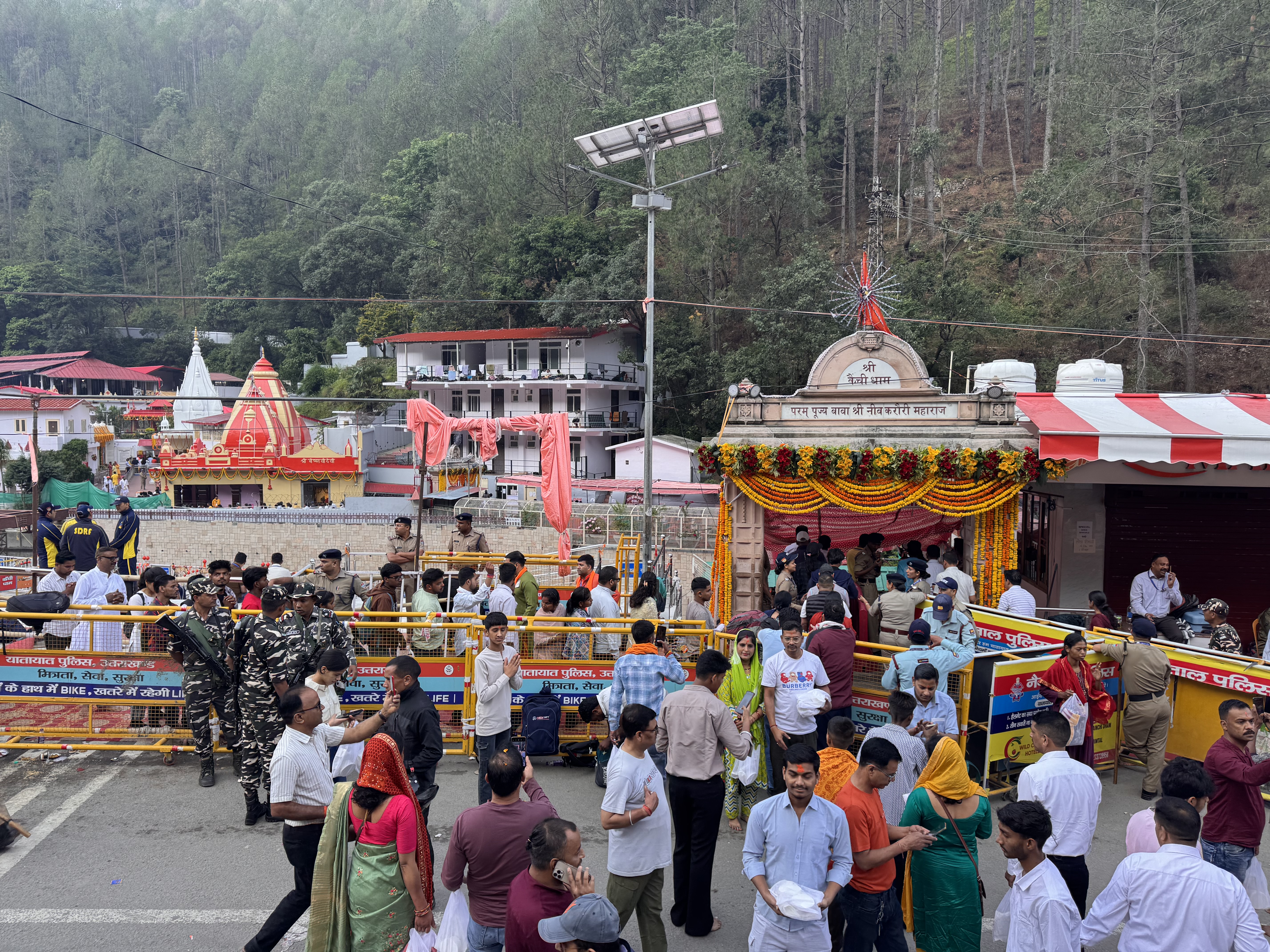कैंची धाम में उमड़ी श्रद्धालुओं की भारी भीड़, सुरक्षा व्यवस्था  चाक-चौबंद